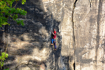 Kletterer am Felsen an der Bastei bei Pirna in Sachsen