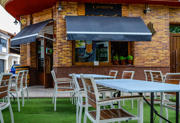 Terrazas de bares y restaurantes abiertasdurante la pandemia de covid-19 . Mesas y sillas.