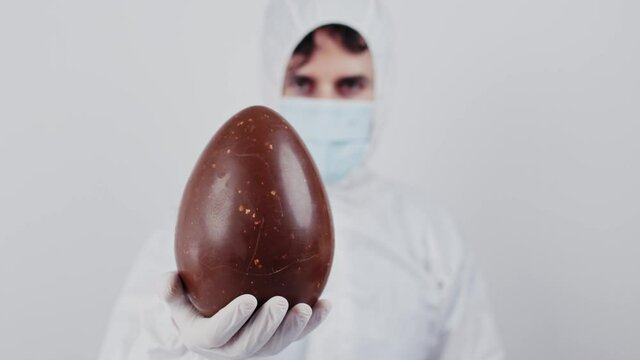 Medico con Uovo di pasqua ai tempi del covid coronavirus