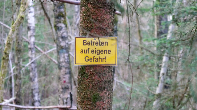 Betreten auf eigene Gefahr Schild