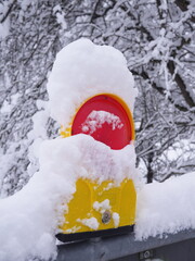 Construction site signal light with heavy snow cover - 423250791