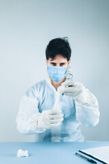 Medico prepara la siringa con il vaccino anticovid