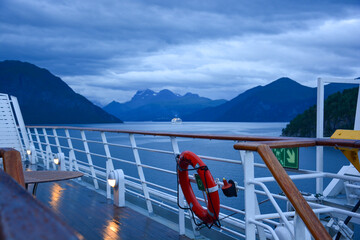 Geiranger Fjord mit Kreuzfahrtschiff in Norwegen im Sonnenaufgang mit Blick vom Deck