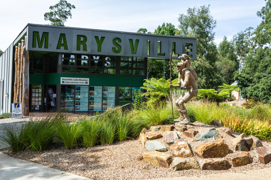 Marysville, Victoria, Australia – March 24, 2017. Marysville Visitor Information Centre building with Bushwalker statue, at the Gallipoli Park in Marysville
