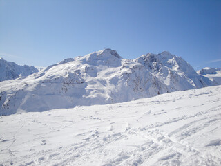 Winterlandschaft mit Blick auf den Berg Gaislochkogel mit Schnee und blauem Himmel im Skigebiet Sölden, Ötztal, Österreich