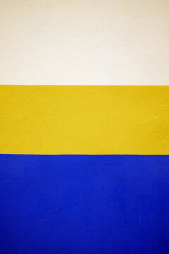 Three colors, white yellow and blue, vertical freame.