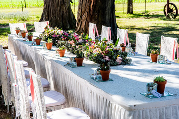 Decoración artesanal para tus fiestas, con silla plasticas en forma de cristal, tela de encaje, mesa de dulce, en cualquier lugar 