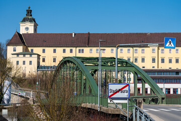 Fototapeta premium Stadl Paura Ortsende im Hintergrund Lambach