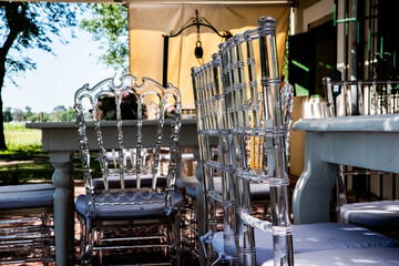 Decoración artesanal para tus fiestas, con silla plasticas en forma de cristal, tela de encaje, mesa de dulce, en cualquier lugar 