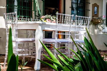 Decoración artesanal para tus fiestas, con silla plasticas en forma de cristal, tela de encaje,...