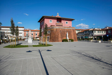 Forte dei Marmi, Toscana: la centrale piazza Garibaldi con il forte Lorense, detto "Fortino", &egrave; il simbolo della citt&agrave;.