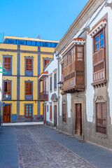 Narrow street in the old town at Las Palmas de Gran Canaria, Canary islands, Spain © dudlajzov