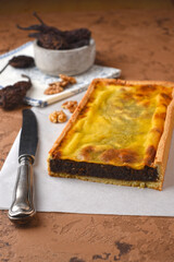 Tart with dried pears and nuts