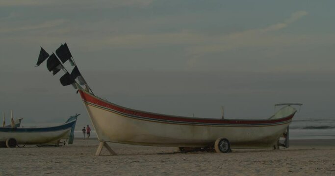 Canoa cai&ccedil;ara na praia em Pontal do Paran&aacute;, no Brasil / Cai&ccedil;ara canoe on the beach in Pontal do Paran&aacute;, Brazil.