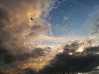 Puesta de sol con nubes