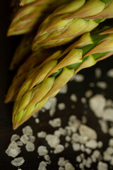 asparagi crudi con grani di sale 