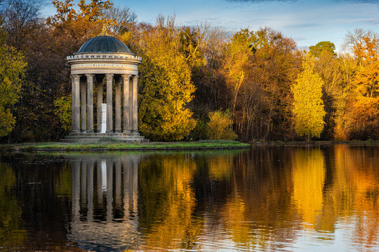 Herbstspaziergang im Schlosspark in M&uuml;nchen - See und Monopteros im Abendlicht