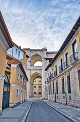 Fototapeta na wymiar Arcos y entrada a la iglesia de San Benitos visto desde la calle general almirante de Valladolid