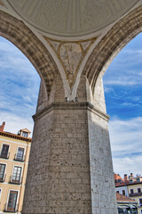 Obraz premium Grueso pilar y columna exterior en la iglesia monasterio de San Benito el real siglo XVI en Valladolid
