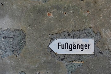 Mauer mit Schild - Fußgänger