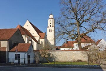 Bayern - Monheim - Stadtpfarrkirche St. Walburga von der Raiffeisenstraße gesehen - quer