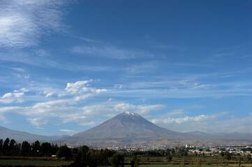 Naklejka premium Volcan cielo despejado