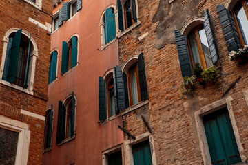 Fototapeta na wymiar Ventanas Edificio en Venecia