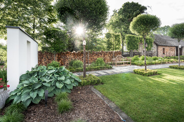 Fototapeta premium ogród z pasją, ścianka w ogrodzie, wiosna w ogrodzie, ławeczka w ogrodzie, drewno w ogrodzie