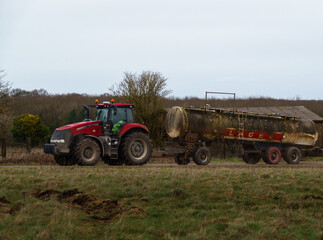Obraz premium Case IH Magnum 340 tractor towing a 30,000 litre water trailer 