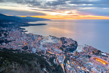 Vue aérienne de la ville de Monaco au lever du soleil