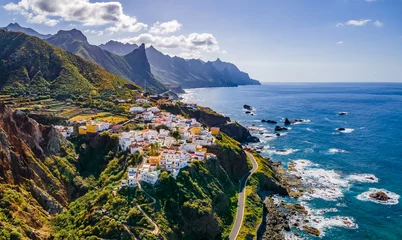 Fotobehang Canarische Eilanden Landschap met kustplaatsje op Tenerife, Canarische Eilanden, Spanje