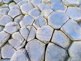 Der Giant's Causeway in der Grafschaft Antrim in Nordirland. Ineinandergreifende Basaltsäulen. Damm Küstenlinie. Beeindruckende faszinierende hexagonale Steinformation.
