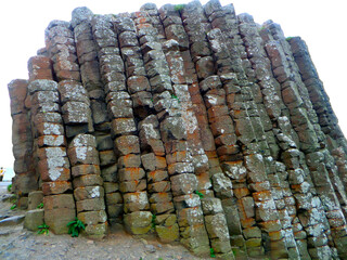 Der Giant's Causeway in der Grafschaft Antrim in Nordirland. Ineinandergreifende Basaltsäulen....