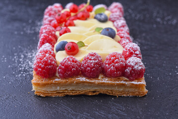 Puff pastry with vanilla cream and fresh berries