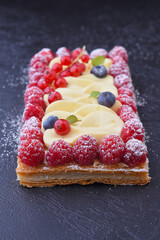 Puff pastry with vanilla cream and fresh berries