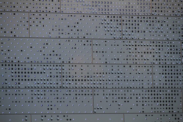 Lochfassade aus Metallblech mit wechselnder LED Beleuchtung