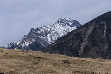 山梨県北杜市　八ヶ岳牧場から残雪の赤岳を望む