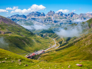 La estación de esquí de Astún vista en verano desde la parte alta de las pistas, con el fondo de...