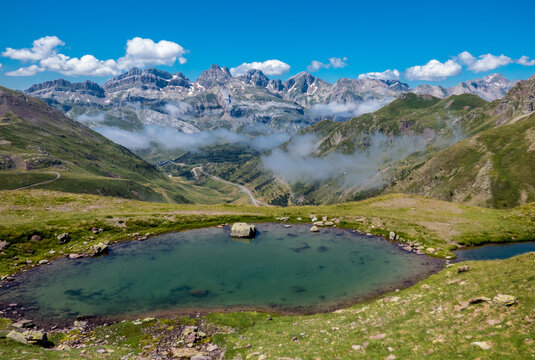 Un charco producido por el deshielo en la alta monta&ntilde;a de los Pirineos espa&ntilde;oles, con las cumbres al fondo
