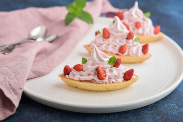 Tartlets with meringue and wild strawberry in form of boat