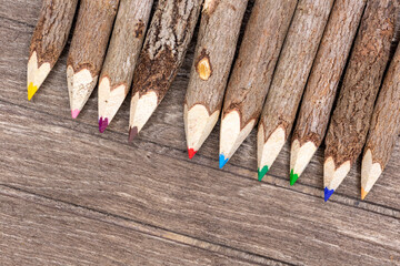 unbehandelte crayons made of real wood, unique with real tree bark on wooden board for students, artists and nature lovers