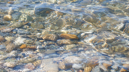 Kieselsteine im Wasser
