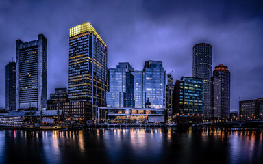 Obraz premium Moody Nightscape of Central Boston Financial District and reflections on the Boston Harbor