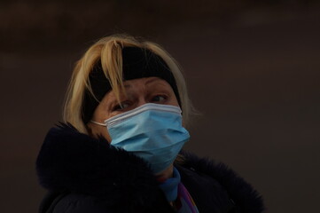 czas pandemii izolacja samotna kobieta w masce grypa wokół nas