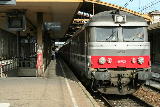 NIMES, FRANCE - OCTOBER 29, 2006: Regional Corail intercites train, Le Cevenol, from Nimes to Clermont ferrand from SNCF Railways on a platform of gare de Nimes pulled by BB 67400 diesel locomotive