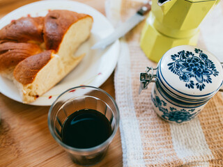 Mesa de café da manhã mineira com café e rosca caseira