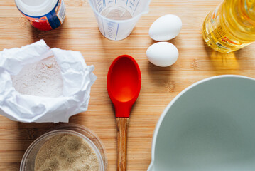 Mesa organizada para preparação de bolo