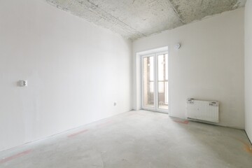 Obraz premium interior of the apartment without decoration in gray colors. rough finish