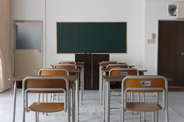 教室中に黒板、机と椅子