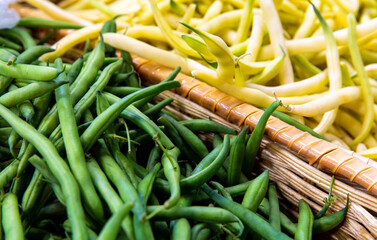 paniers d'haricots verts et jaunes au marché récolte de fin de saison